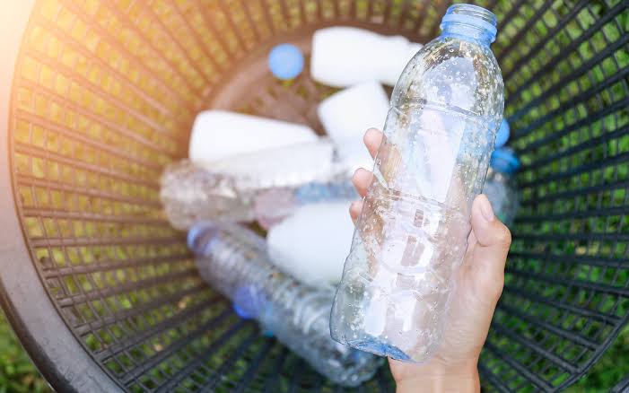 زجاجة المياه البلاستيكية