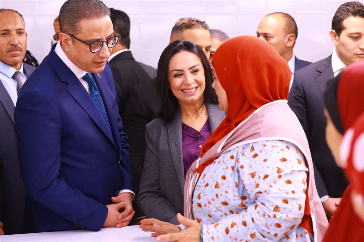 وزيرة التضامن تتفقد مشروعات مصنع الغزل بالفيوم