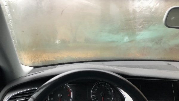 تكاثف البخار على زجاج السيارة