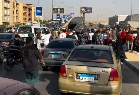 انقلاب سيارة ملاكي على محور جمال عبد الناصر<br>