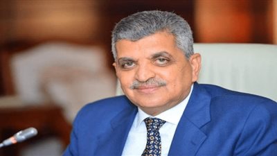 أول رد من رئيس قناة السويس بشأن اصطدام سفينة حاويات بكوبري «منسي»