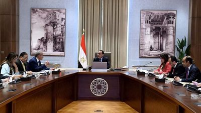 مدبولي يطمئن على توافر أرصدة السلع الأساسية