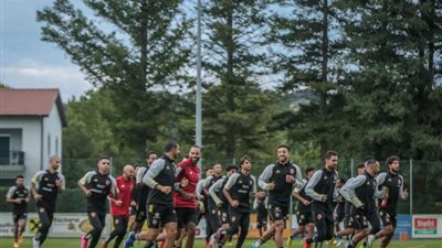 لاعبو الأهلي يغادرون معسكر النمسا