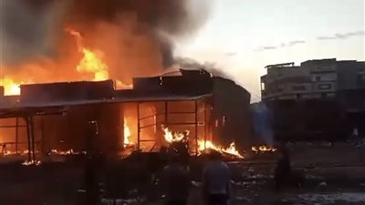 ماس كهربائي وراء اندلاع حريق هائل بمصنع موبيليا في دمياط