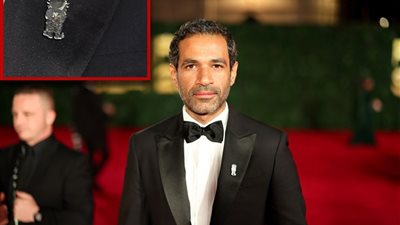 صدقي صخر في مهرجان البحر الأحمر يرتدي دبوس يدعم القضية الفلسطينية 