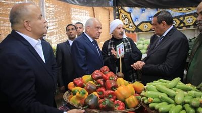 وزير التنمية المحلية يلتقي كبار تجار الخضار والفاكهة بسوق الجملة لمتابعة الأسعار.. صور
