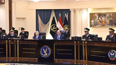 السيسي يشهد اختبارات الهيئة للمتقدمين للالتحاق بكلية الشرطة (صور)