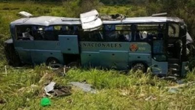 سقوط حافله في جنوب أفريقيا ينهي حياة 45 شخصًا