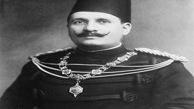 الملك فؤاد .. محطات مثيرة بحياة ملك مصر وعلاقته بمديحه يسري