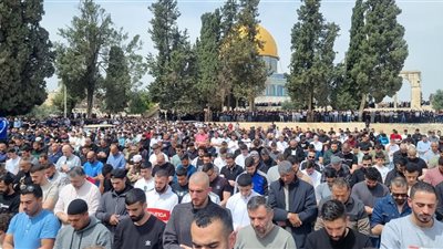 رغم تضييقات الإحتلال.. 125 ألف مواطن يؤدون صلاة الجمعة بالمسجد الأقصى