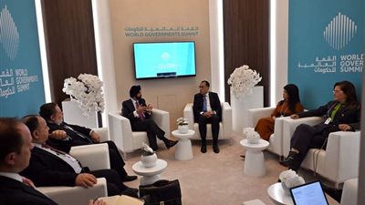 القمة العالمية للحكومات.. مدبولي يلتقي رئيس البنك المركزي لتعزيز التعاون المشترك