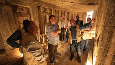 عيسي يتفقد موقع حفائر البعثة الأثرية المصرية بسقارة