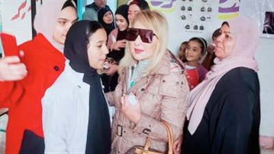 نادية الجندي تشارك بصوتها داخل اللجان الإنتخابية في اليوم الأول