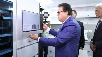 وزير الصحة يفتتح أول معمل متكامل للتحاليل الباثولوجية والجينية في مصر