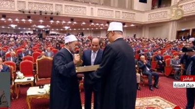 شيخ الأزهر يهدى الرئيس نسخة من القرآن الكريم