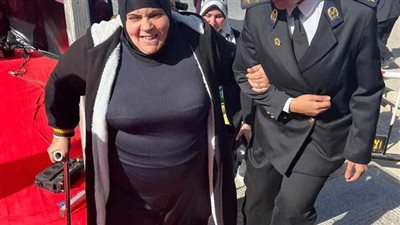 الشرطة النسائية تُساعد كبار السن على الإدلاء بالتصويت في العاصمة الإدارية (صور)