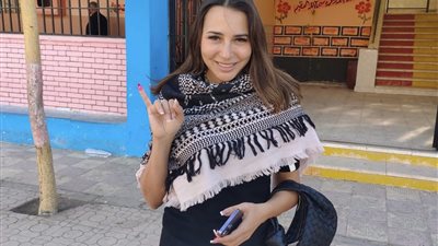 الفنانة ساندي تدلي بصوتها في الانتخابات الرئاسية