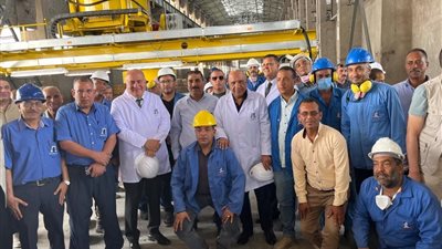 وزير قطاع الأعمال يتفقد مصانع شركة مصر للألومنيوم بنجع حمادي