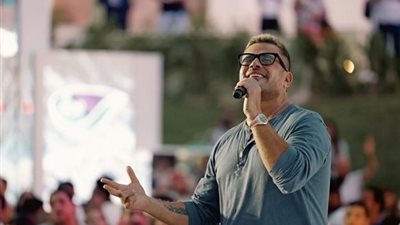 بالصور..عمرو دياب يتألق في مكادي بالغردقة ثالث أيام العيد