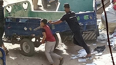 قمامة وورق كرتون بالشارع وأسفل العقارات تهدد حياة أهالى شارع صابر السباك بالقاهرة (صور)