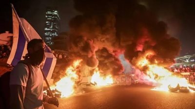 مصادر إعلامية: آلاف يتظاهرون أمام منزل نتنياهو والآخر يذهب إلى المستشفى