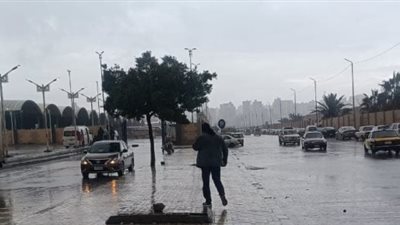 المرور توضع نصائح وإرشادات لتفادي انزلاق المركبات أثناء هطول الأمطار