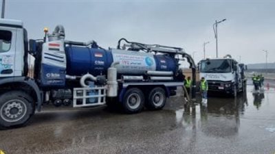 انتشار سيارات شفط المياه على المحاور الرئيسية تزامنًا مع تقلبات الطقس