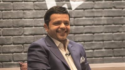 بقميص المريض وعباءة الفحص.. أول ظهور لـ محمد هنيدي بعد تعرضه لوعكة صحية