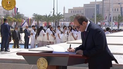 السيسي يوقع في سجل الشرف بالنصب التذكاري بالعاصمة الإدارية