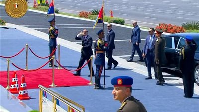 عقب أدائه اليمين.. السيسي يحيي الجماهير بساحة الشعب بالعاصمة 