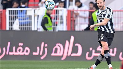 تألق راكيتيتش يضفي بريقًا على انتصار الشباب على ضمك