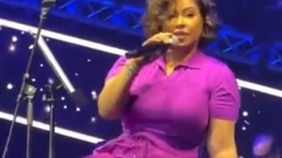 آخرهم شيرين عبد الوهاب.. فنانون سقطوا على المسرح لأسباب مختلفة