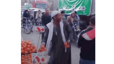 رجل أعمال يكافئ بطل فيديو إلقاء البرتقال على شاحنات مساعدات غزة