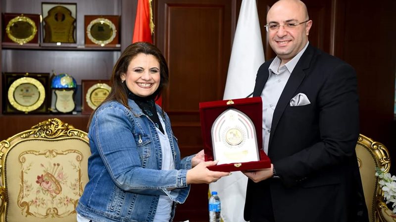 وزيرة الهجرة ||وزيرة