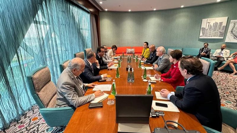 وزير الصحة وأسترازينيكا