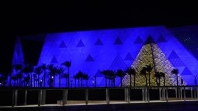 لدعم طيف التوحد.. المتحف المصري الكبير يتزين باللون الأزرق