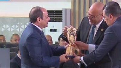 إحتفالاً بعيد العمال ..رئيس اتحاد العمال يهدى الرئيس السيسى درعا تذكاريا