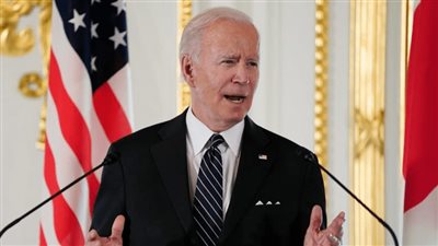 بايدن في ذهول.. اصطدام سيارة مسرعة بموكبه في 