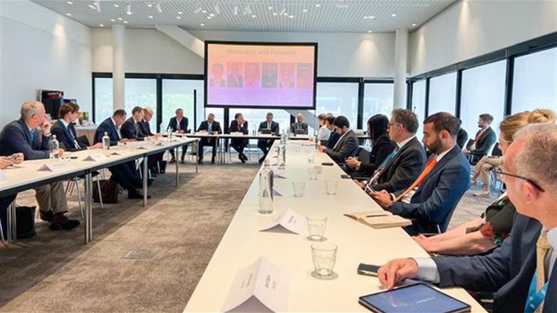 خلال الاجتماع- المنطقة