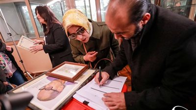 إهداء مكتبة نجيب محفوظ الخاصة إلى مكتبة الإسكندرية.. تفاصيل