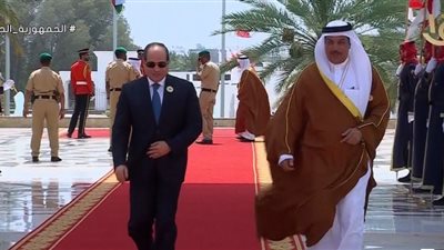 السيسي يصل إلى مقر القمة العربية المنعقدة في العاصمة البحرينية المنامة