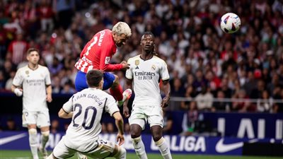 أتليتكوا مدريد يمنح برشلونة صدارة الدوري بثلاثية في مرمى الريال