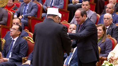 جمعة يُهدي السيسي 