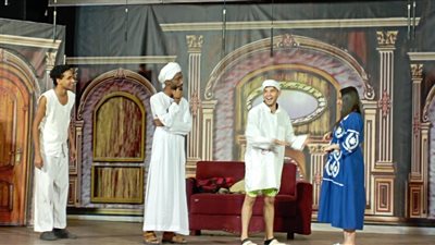 ظاهرة ستغير الواقع ثلاثي أضواء المسرح يعودوا من جديد