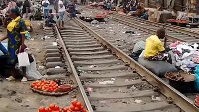 الأغرب في العالم.. سوق شعبي على شريط السكك الحديدية