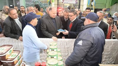 بتخفيضات 25%.. محافظ أسيوط يفتتح معرض 