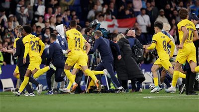 جماهير إسبانيول تثير الفوضى في مباراة برشلونة وتواجه عقوبات قاسية