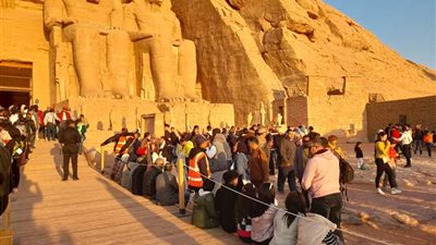 الآلاف يشاهدوا تعامد الشمس على وجه رمسيس الثاني بأبو سمبل