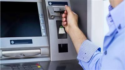 استعدادا لعيد الفطر.. البنوك تغذي ماكينات ATM بطاقتها القصوى