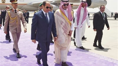 السيسي يصل جدة للمشاركة في القمة العربية